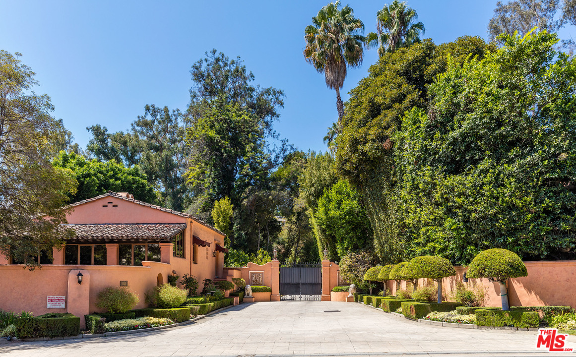 1011 North Beverly Drive Beverly Hills, CA 90210 - Photo 3 of 42