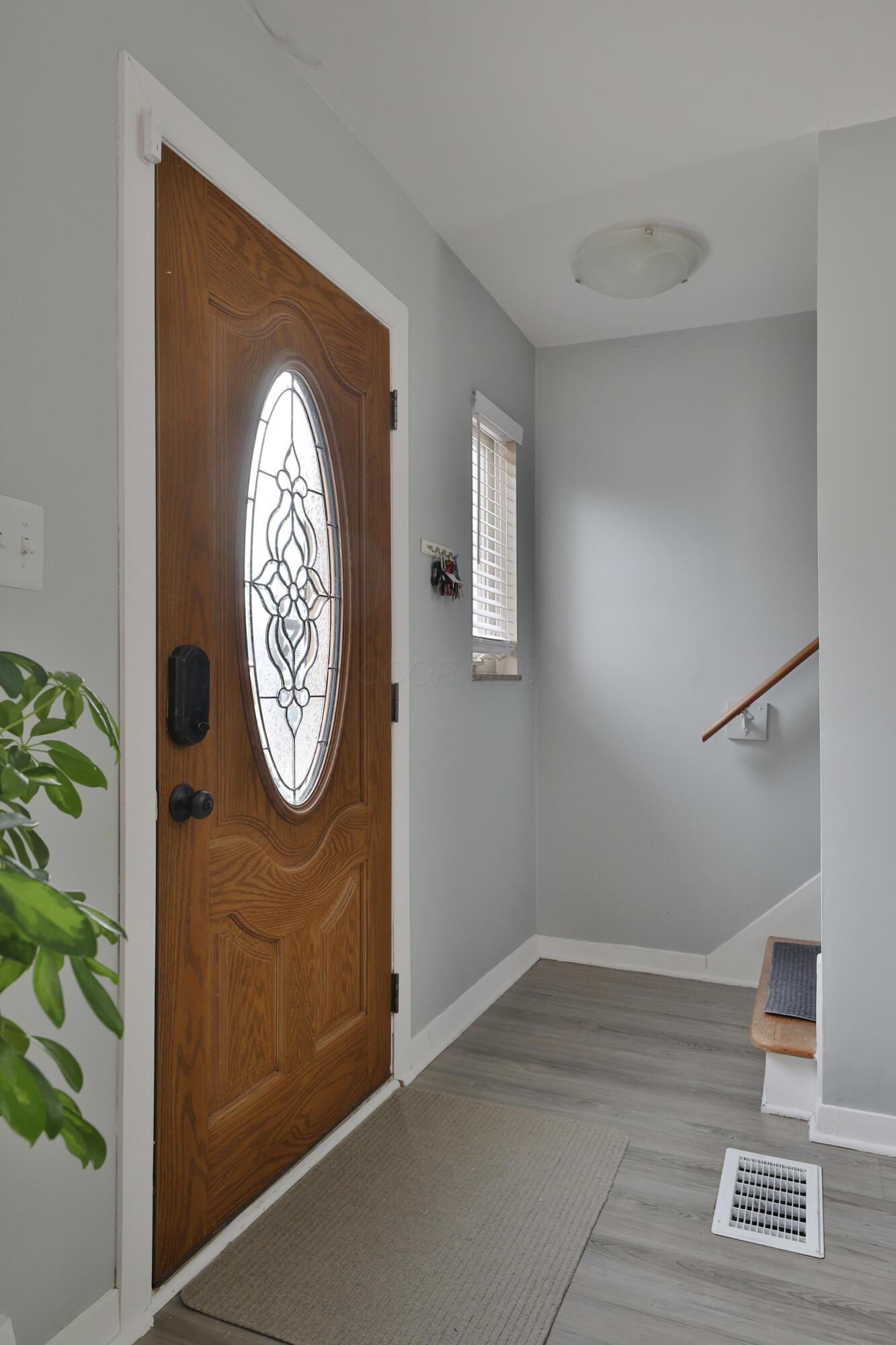 404 Old Village Road Columbus, OH 43228 - Photo 4 of 43 Entrance