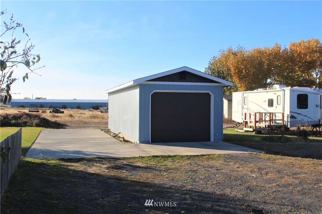 8253 Scott Road Northeast Moses Lake, WA 98837 - Photo 3 of 9