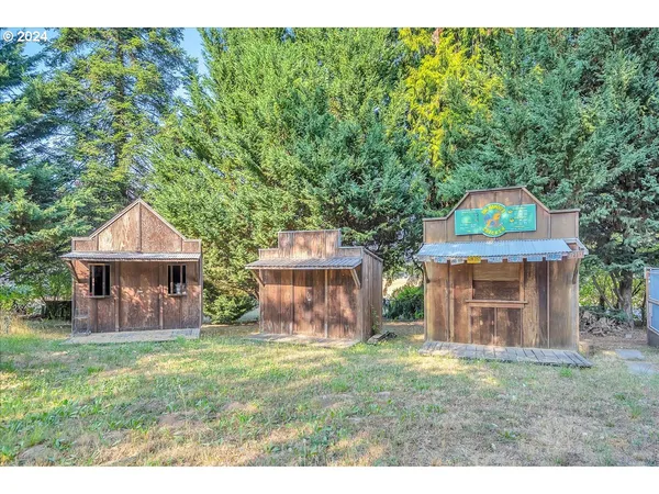 a view of a house with backyard and sitting area