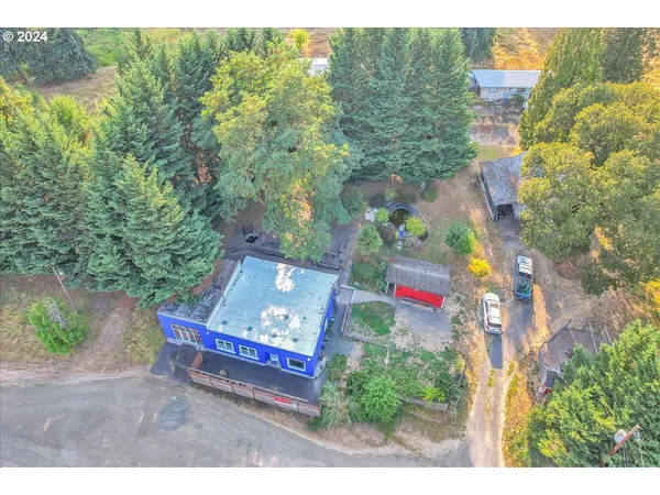 a view of sitting area with trees
