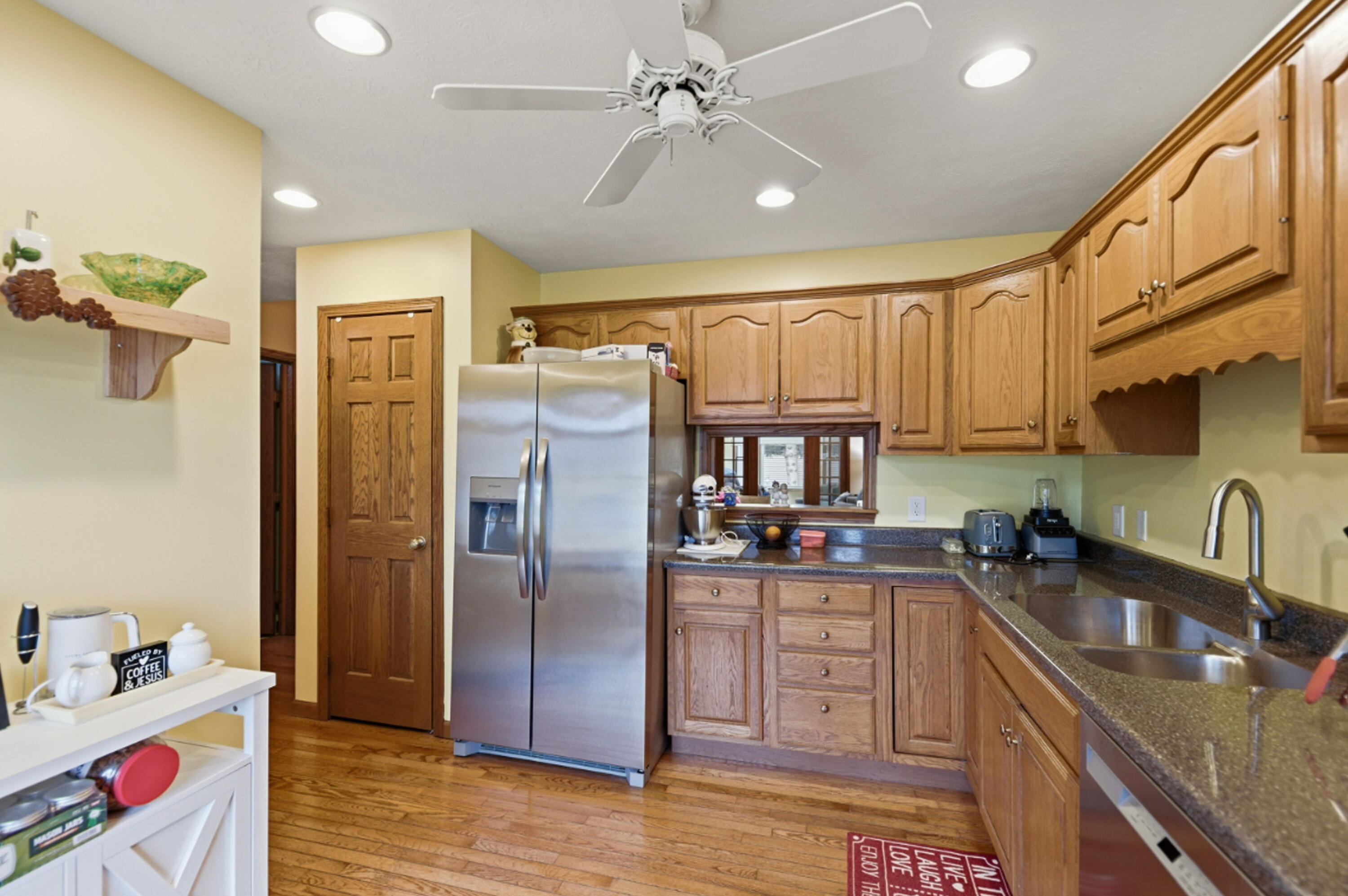 712 Dogwood Court Southwest De Motte, IN 46310 - Photo 8 of 17 3000x1994