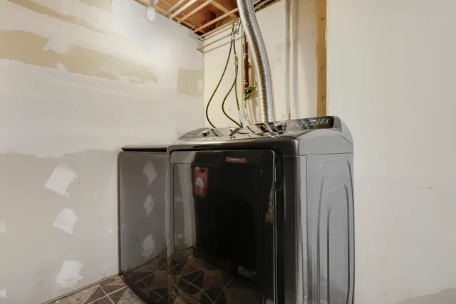 $295,000 | 16321 Maryland Avenue, South Holland, IL 60473