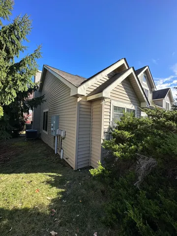 a view of a house with a yard