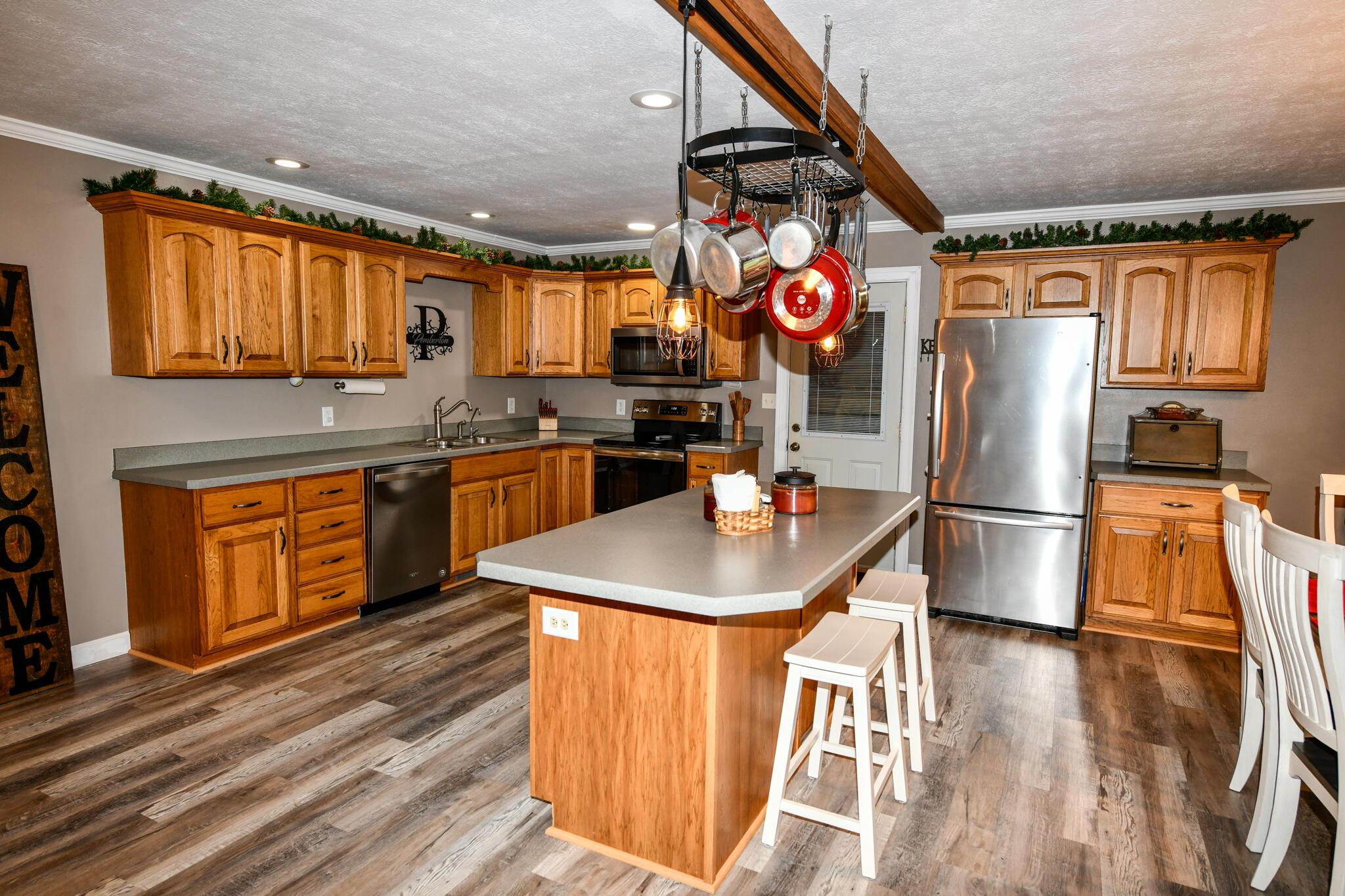 5694 Benzler Road Prospect, OH 43342 - Photo 9 of 42 Raised Panel Oak Cabinetry
