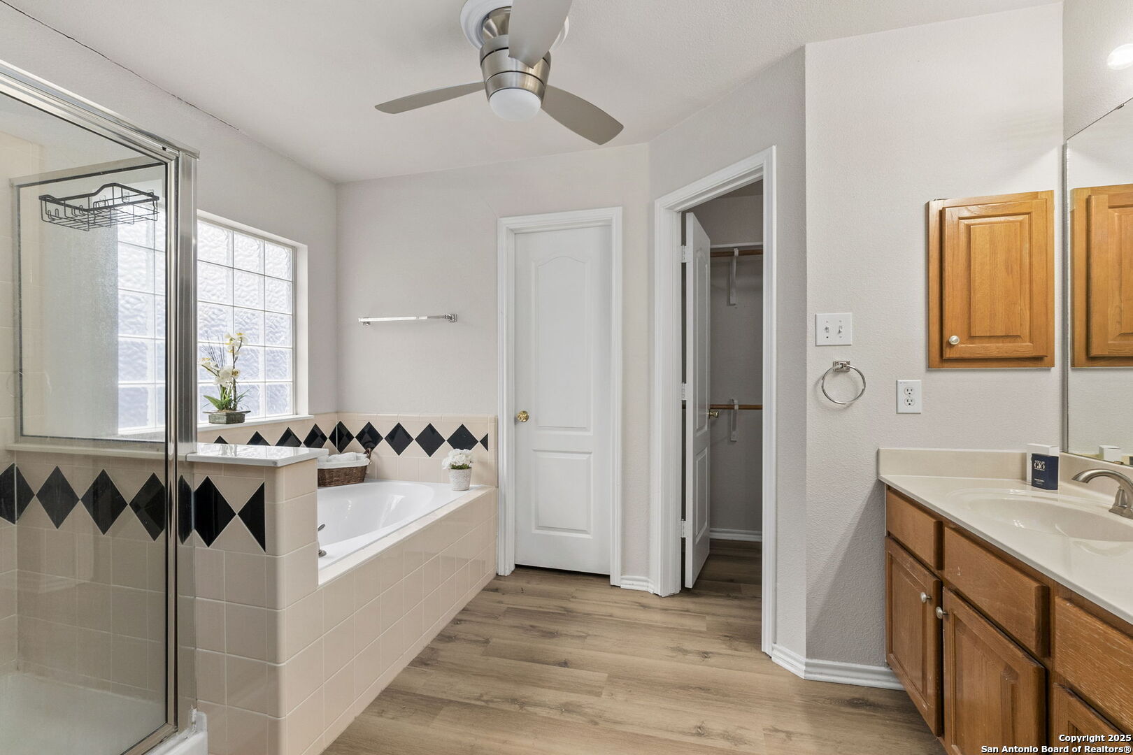 15311 Spring Rock San Antonio, TX 78247 - Photo 19 of 32 a spacious bathroom with a bathtub sink and mirror
