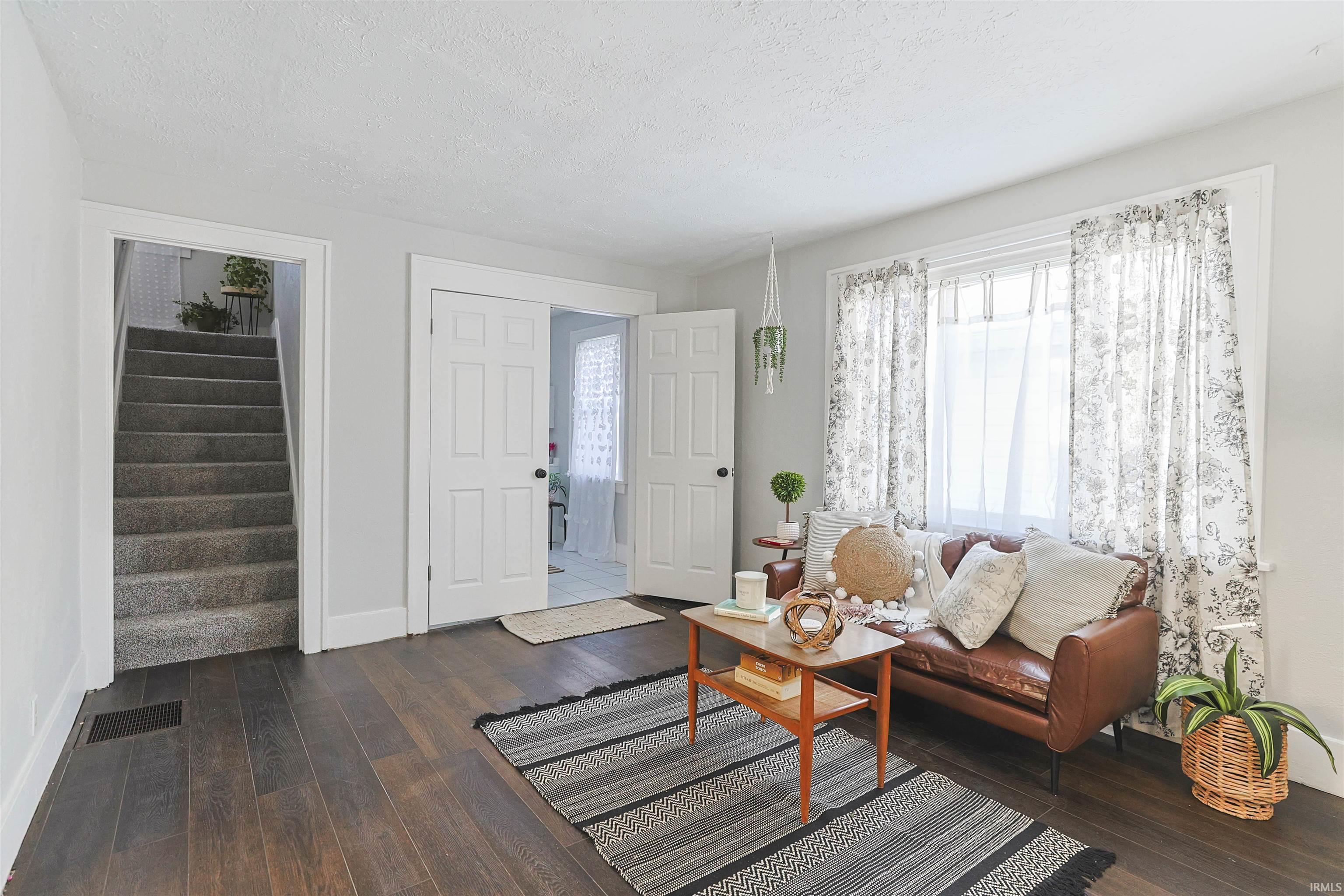 811 East Ewing Avenue South Bend, IN 46613 - Photo 3 of 29