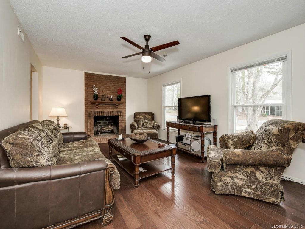 6333 Round Hill Road Charlotte, NC 28211 - Photo 3 of 12 Gallery Image 3