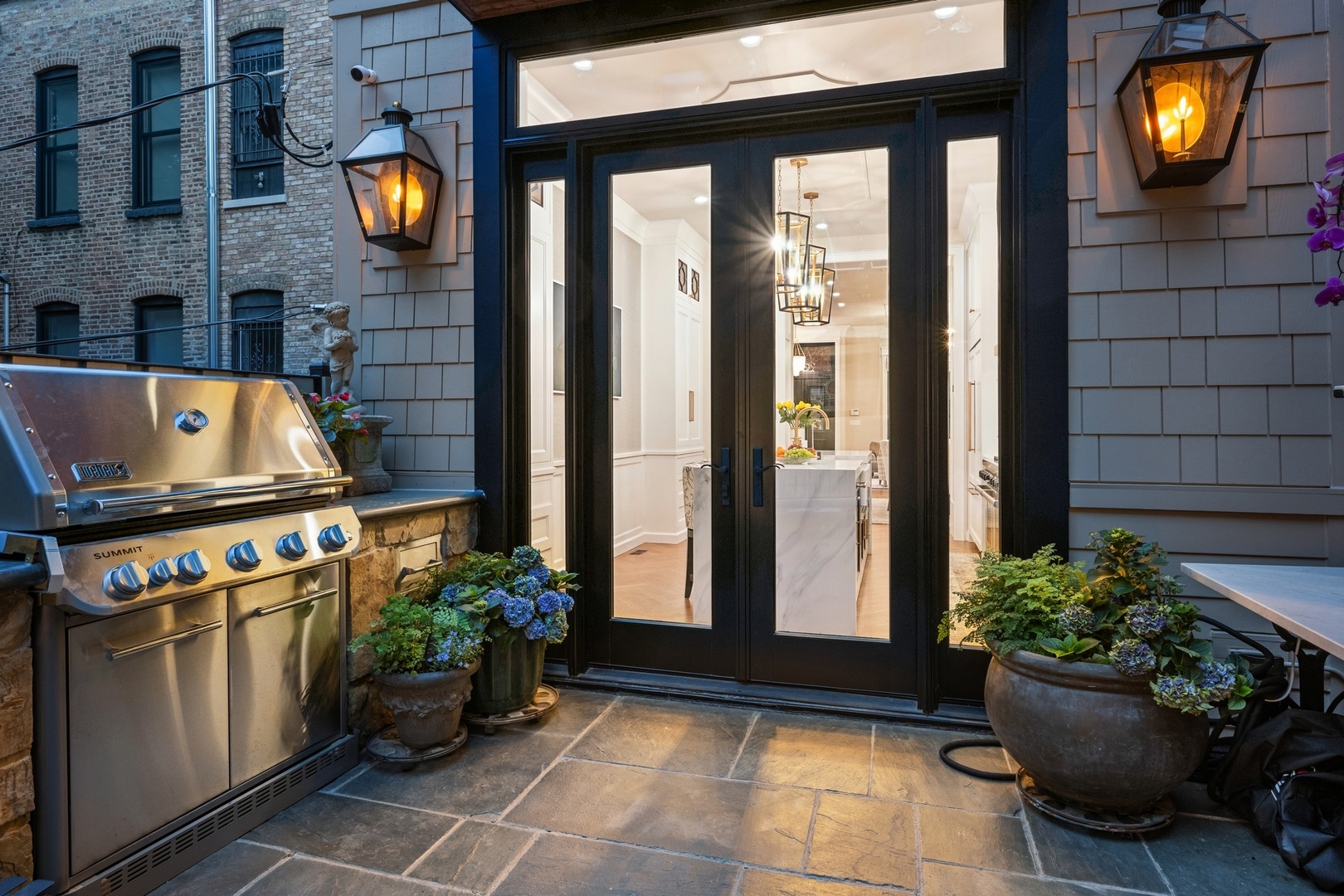 558 West Fullerton Parkway Chicago, IL 60614 - Photo 11 of 40 a view of outdoor space with seating area