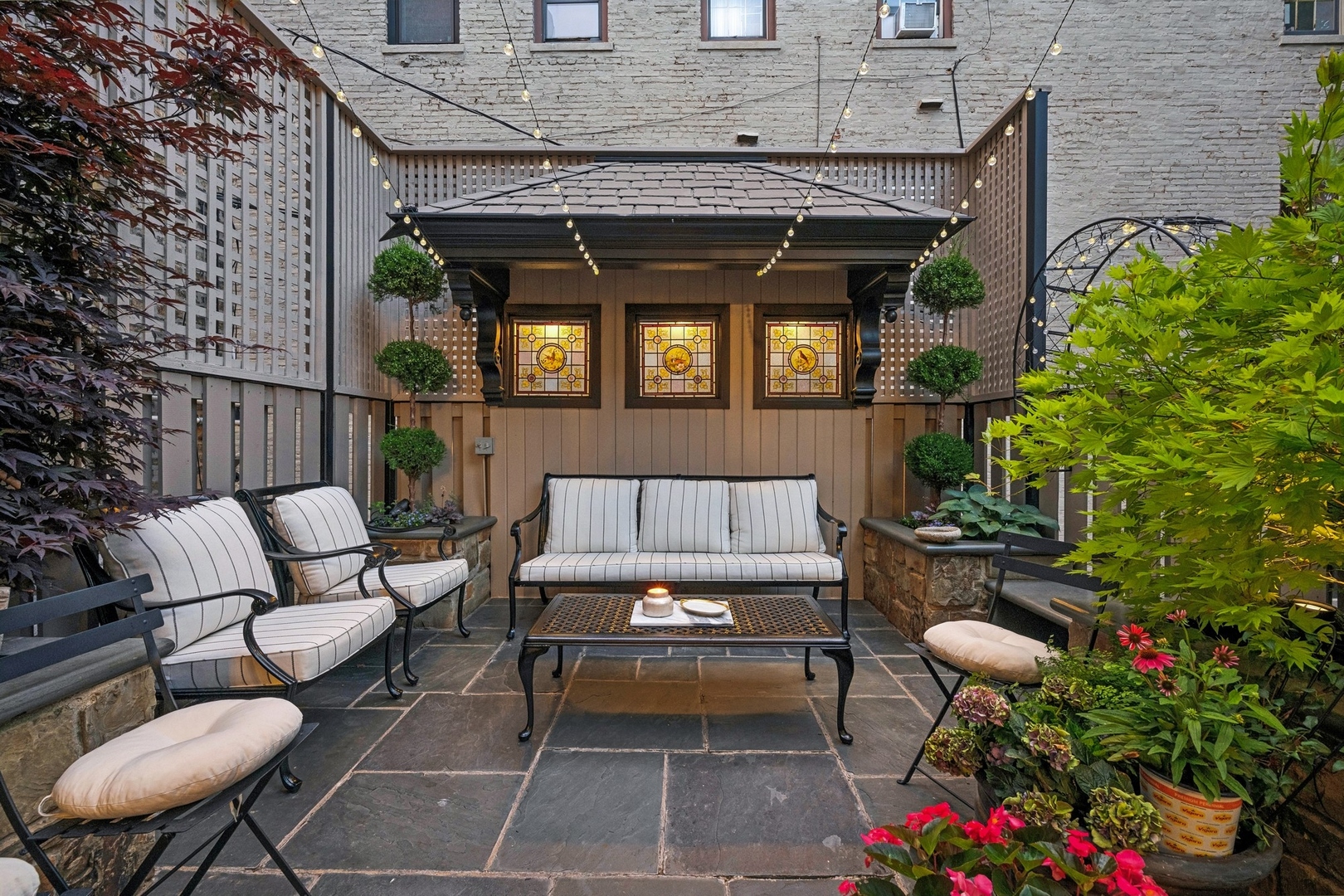 558 West Fullerton Parkway Chicago, IL 60614 - Photo 12 of 40 a view of a chairs and tables in the back yard of the house