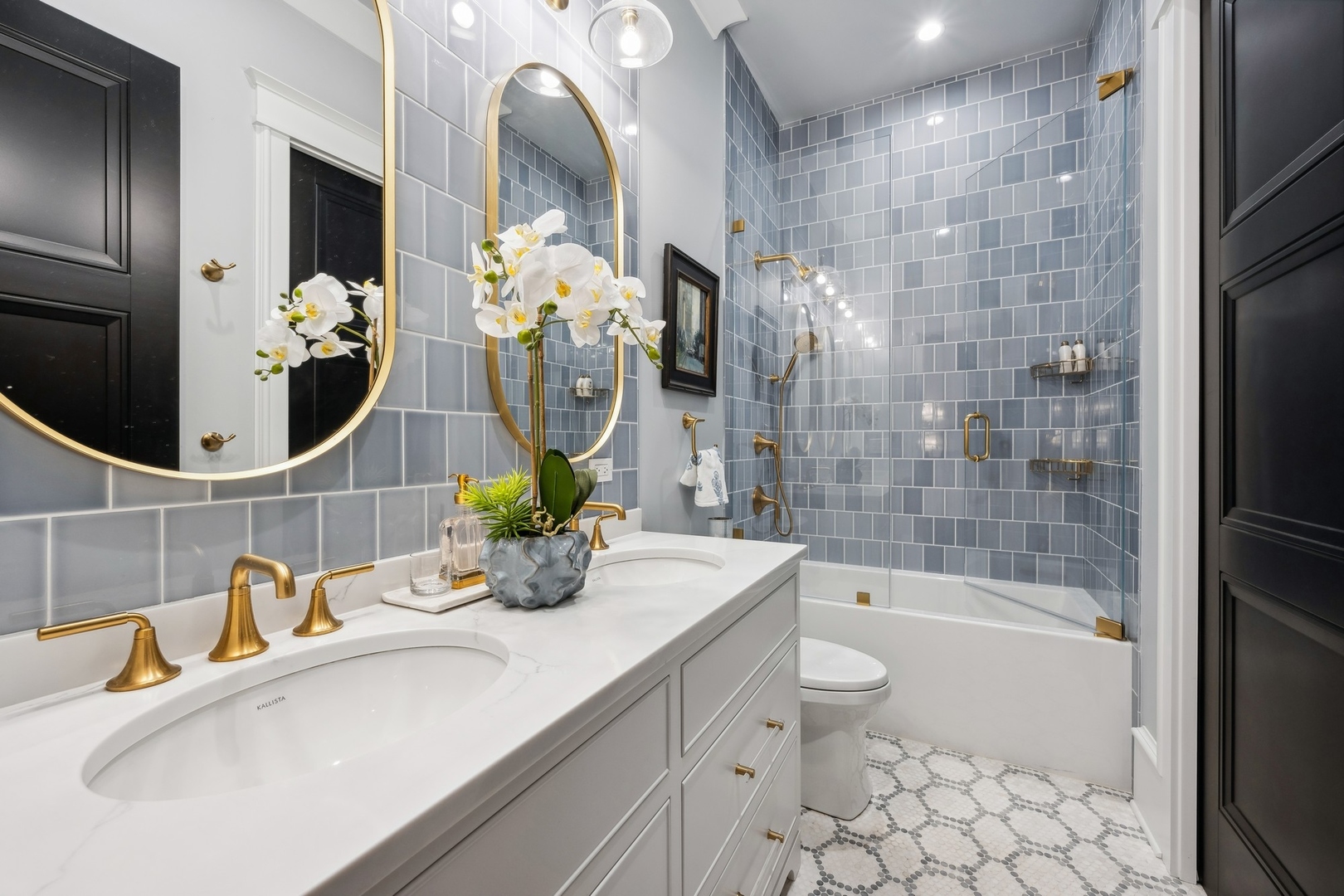 558 West Fullerton Parkway Chicago, IL 60614 - Photo 18 of 40 a bathroom with a sink a toilet and shower