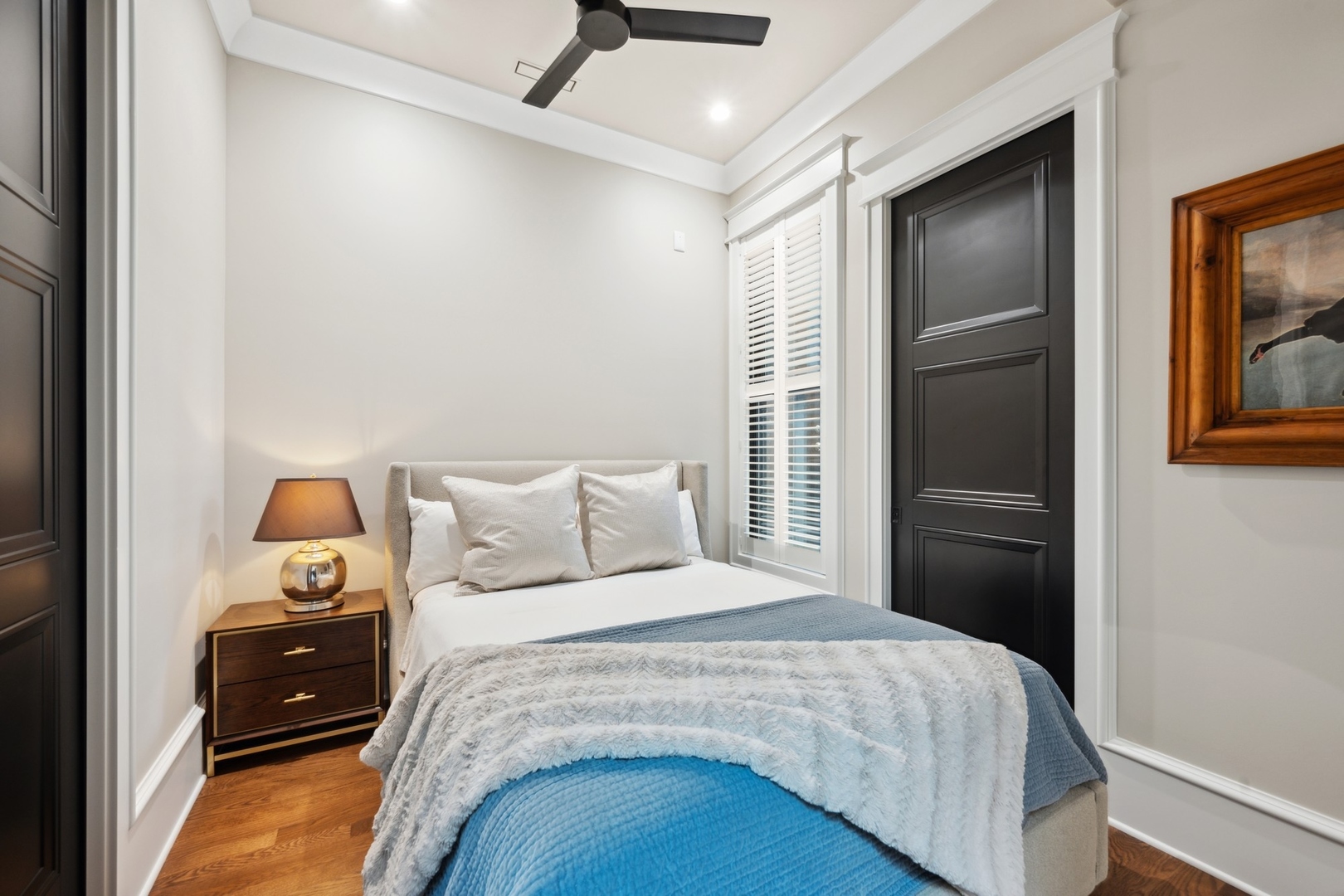 558 West Fullerton Parkway Chicago, IL 60614 - Photo 19 of 40 a bedroom with a bed and a tv