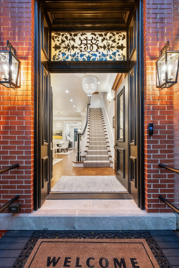 558 West Fullerton Parkway Chicago, IL 60614 - Photo 2 of 40 a view of living room kitchen and entryway