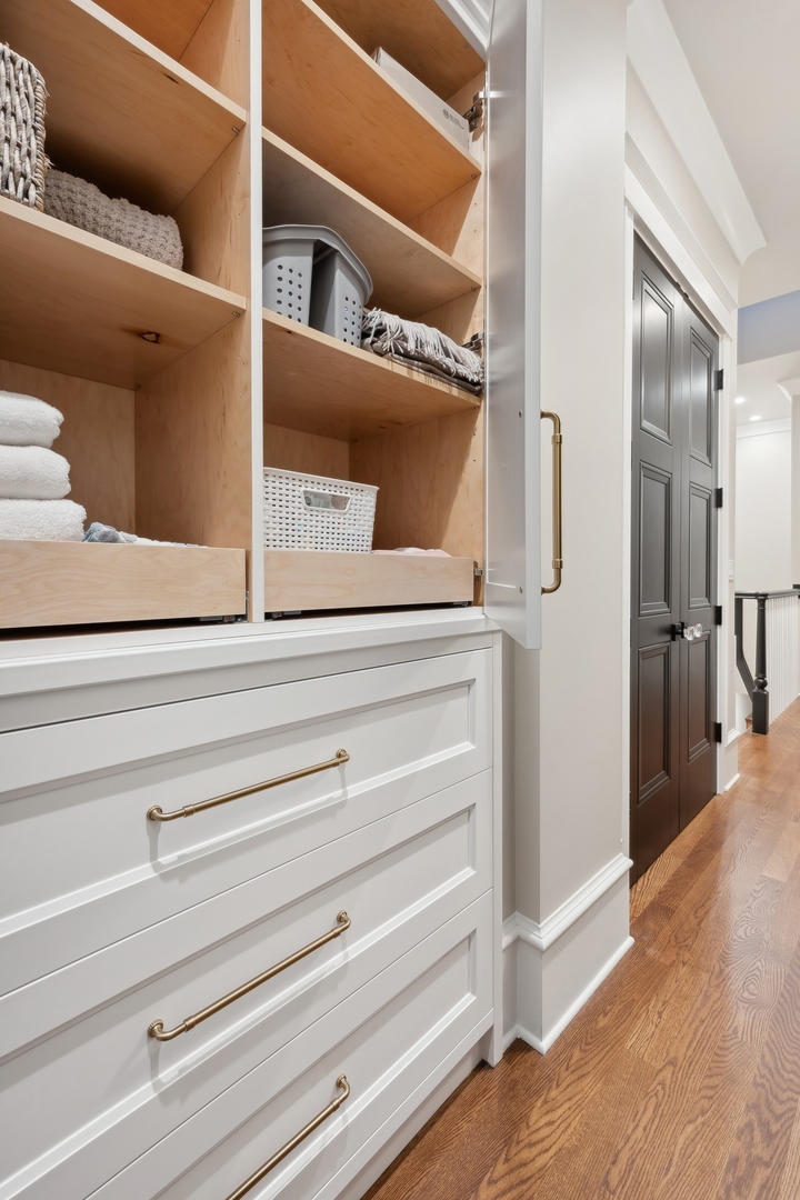 558 West Fullerton Parkway Chicago, IL 60614 - Photo 21 of 40 a view of a hallway with closet
