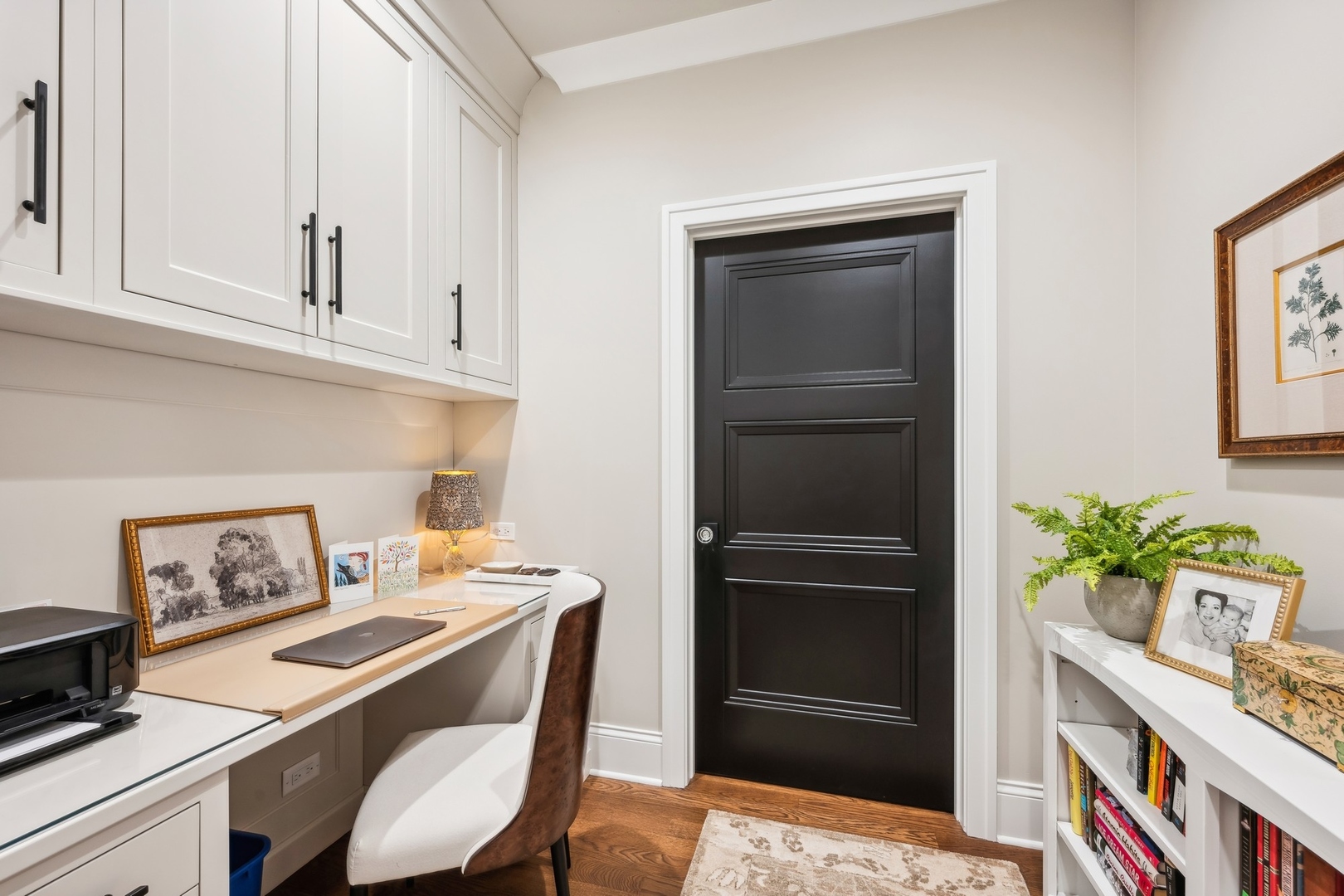 558 West Fullerton Parkway Chicago, IL 60614 - Photo 27 of 40 a room with a table and chairs