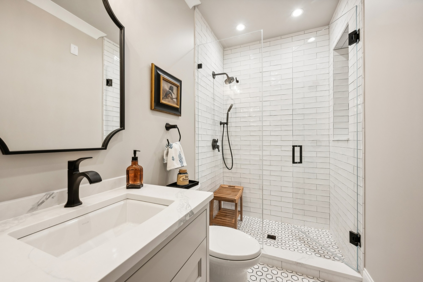 558 West Fullerton Parkway Chicago, IL 60614 - Photo 28 of 40 a bathroom with a sink toilet tub and shower