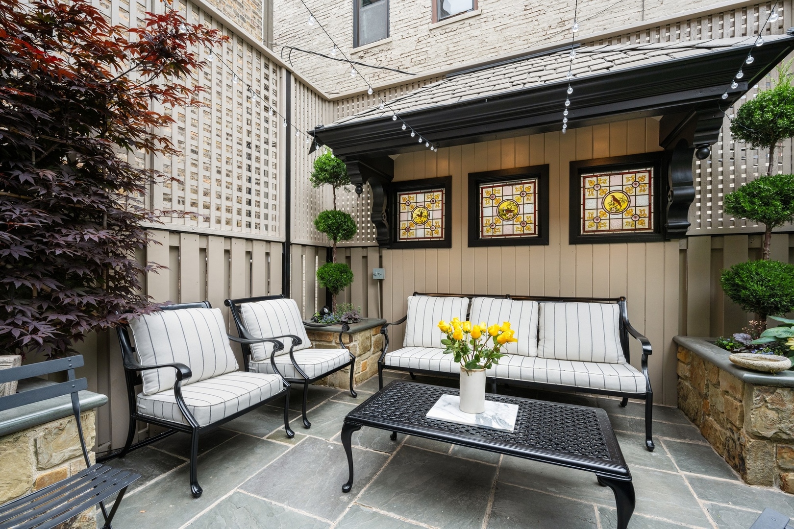558 West Fullerton Parkway Chicago, IL 60614 - Photo 32 of 40 a building outdoor space with patio furniture