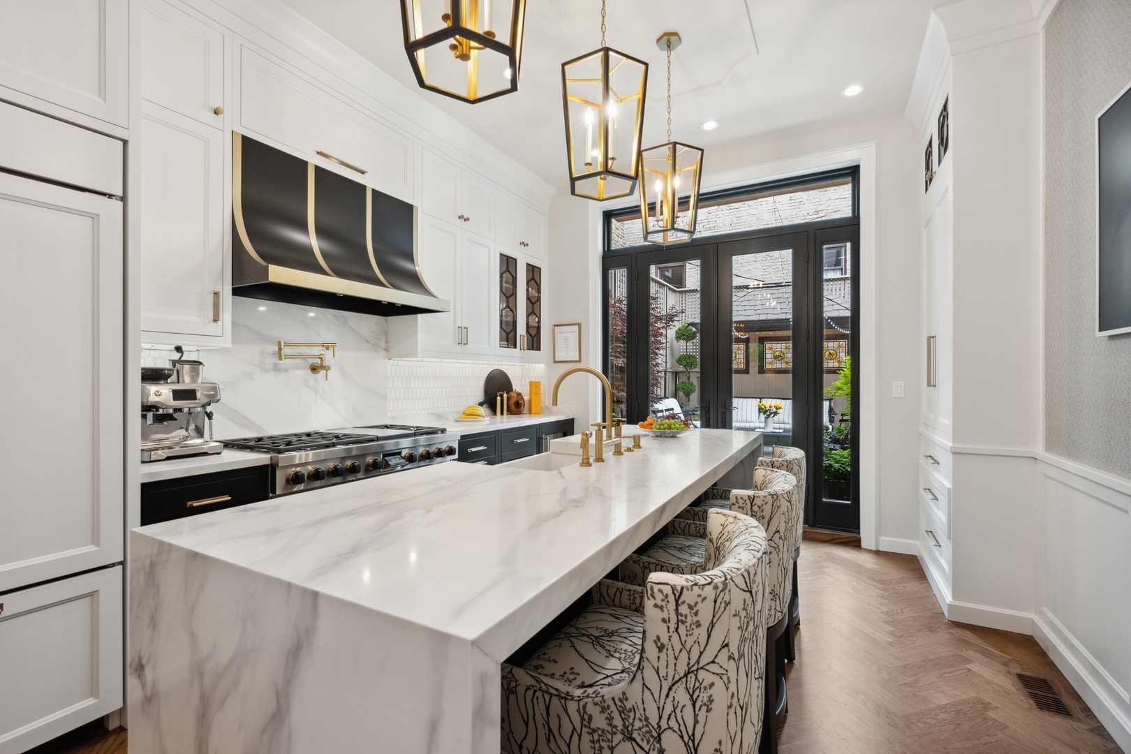 558 West Fullerton Parkway Chicago, IL 60614 - Photo 9 of 40 a kitchen with stainless steel appliances granite countertop a sink a stove and a wooden floors