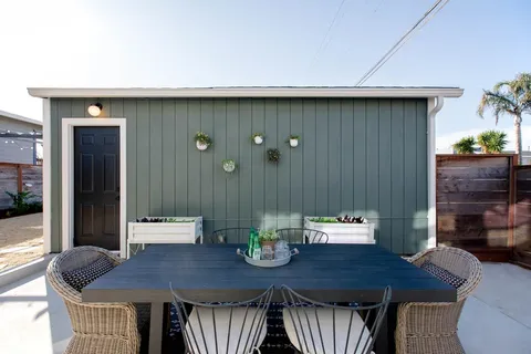 a view of a backyard