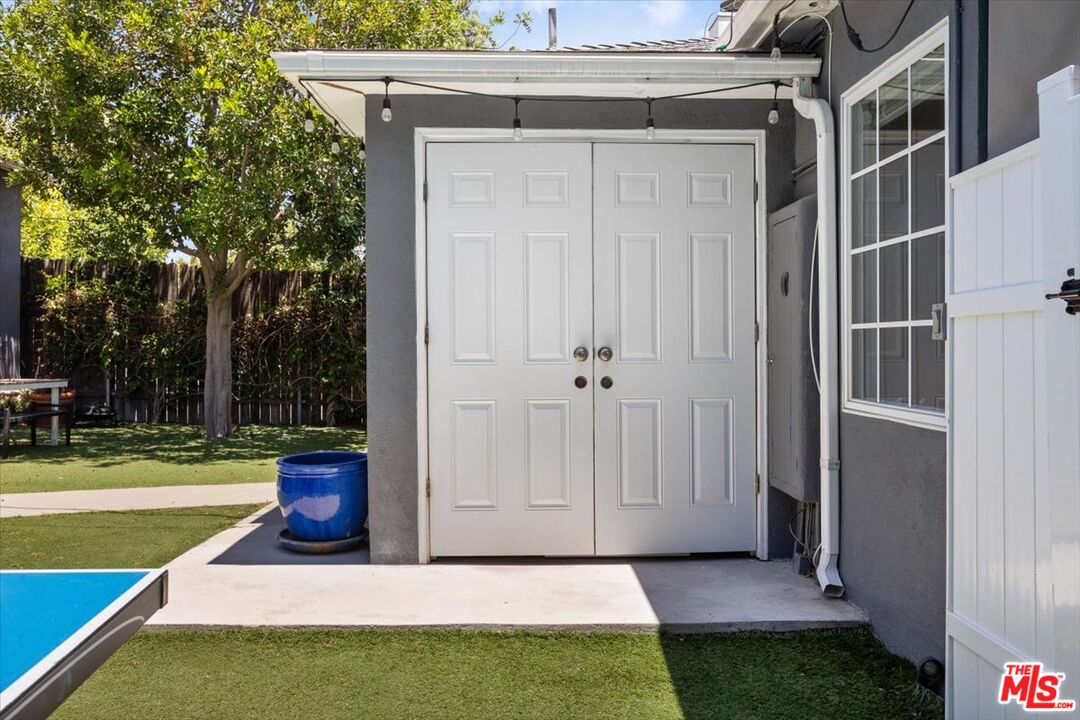 14041 Roblar Road Sherman Oaks, CA 91423 - Photo 44 of 47 a view of a porch with a table and chairs