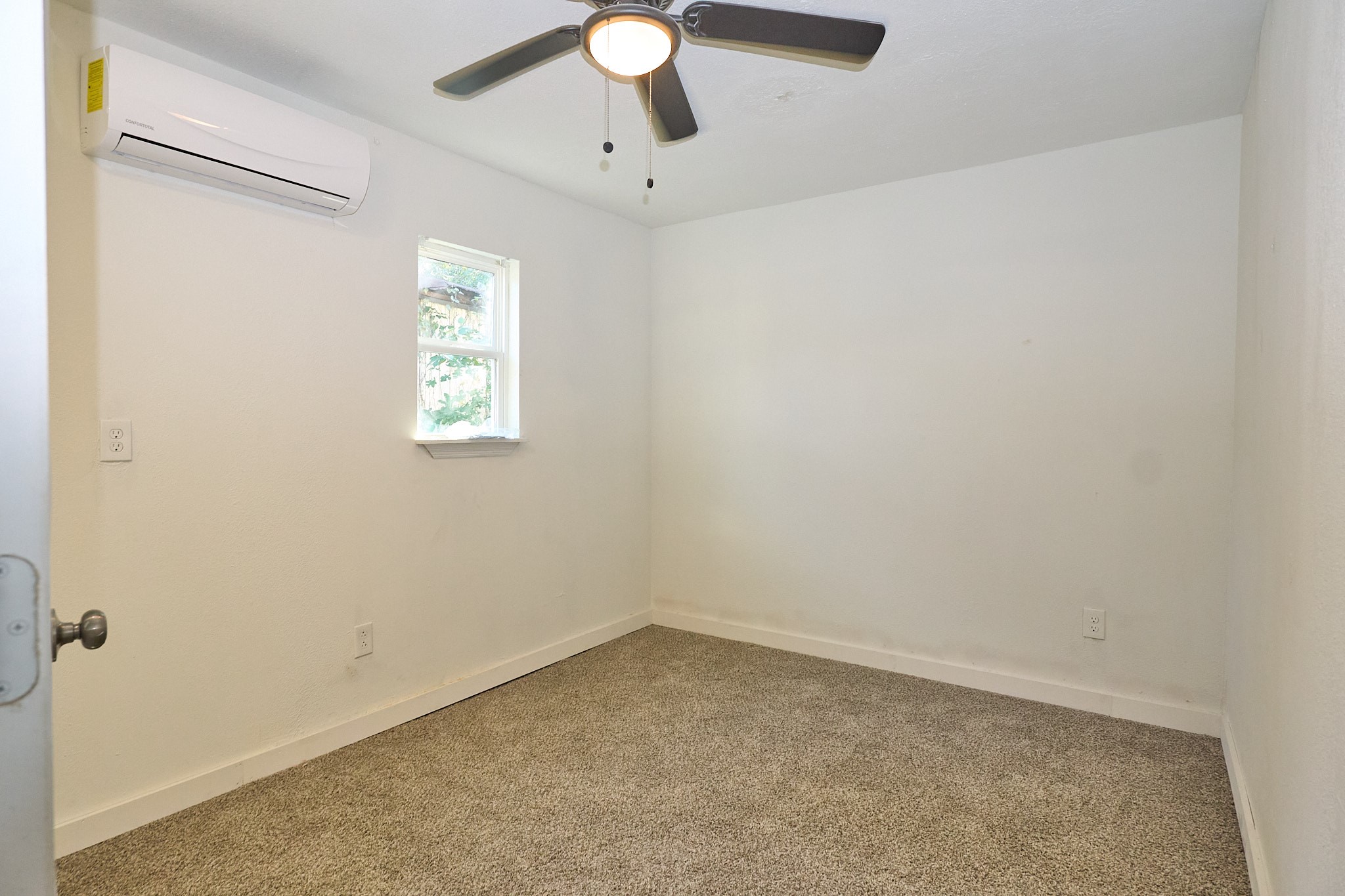9010 Linda Vista Road Houston, TX 77078 - Photo 11 of 24 an empty room with a window