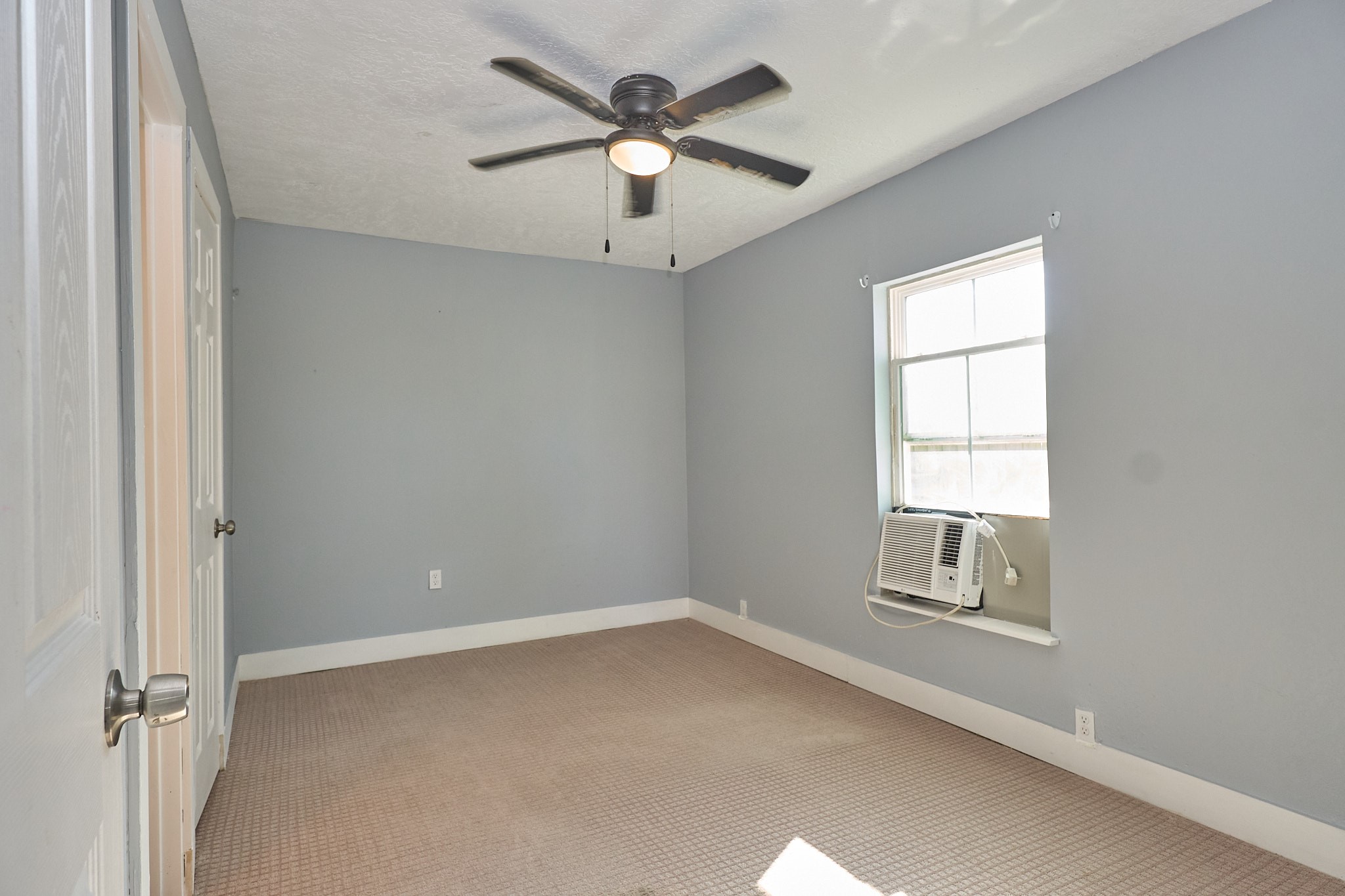 9010 Linda Vista Road Houston, TX 77078 - Photo 20 of 24 an empty room with windows and fan