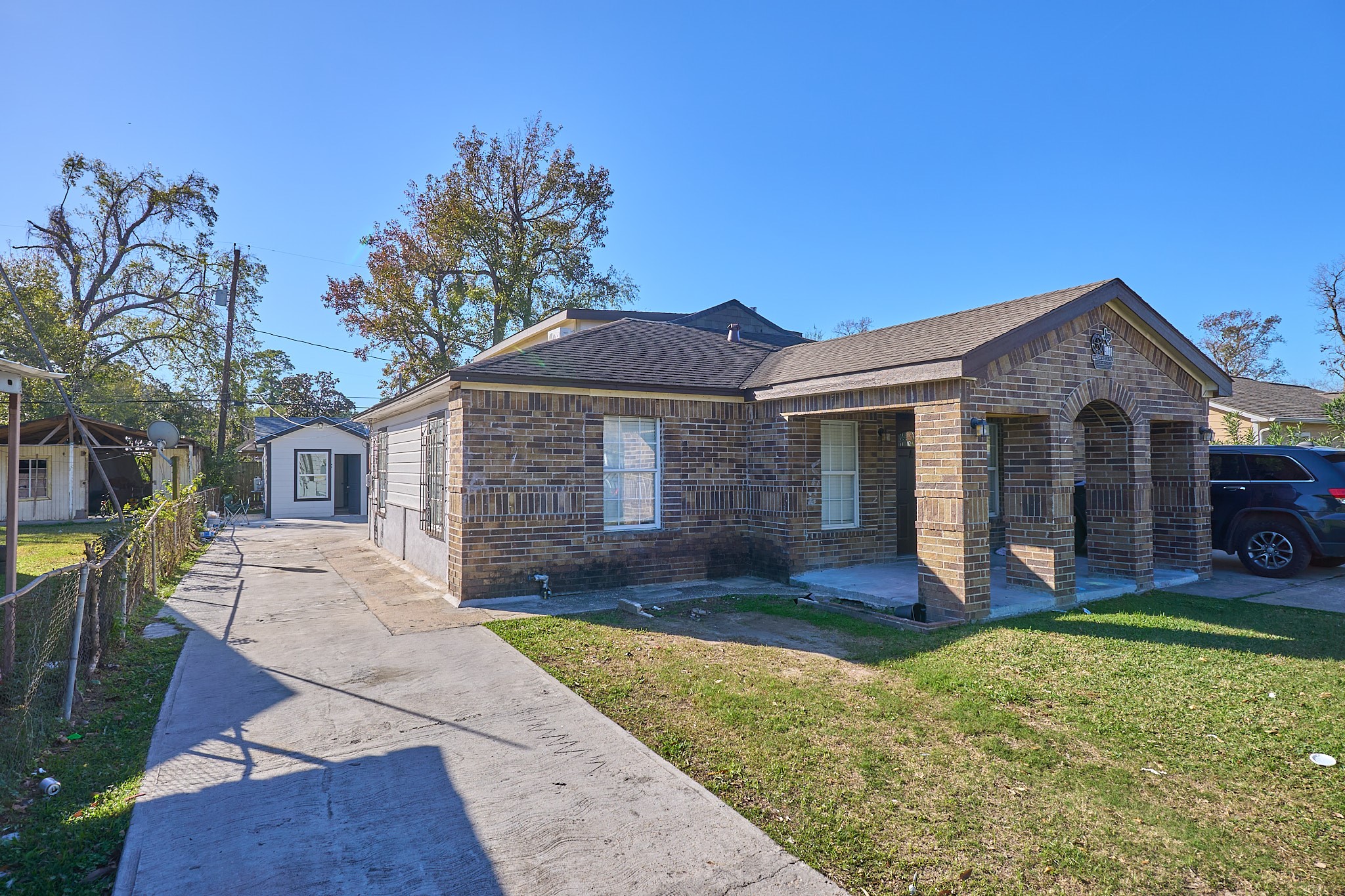 9010 Linda Vista Road Houston, TX 77078 - Photo 3 of 24 a front view of house with yard and trees in the background