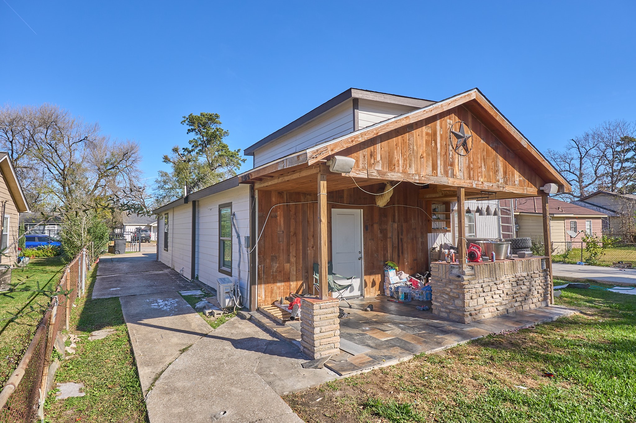 9010 Linda Vista Road Houston, TX 77078 - Photo 6 of 24 a front view of a house with garden