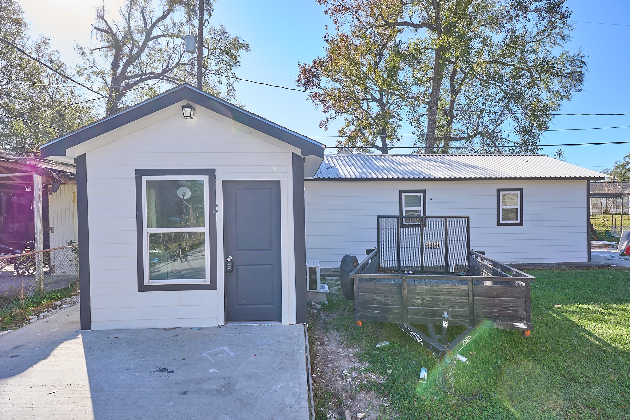 9010 Linda Vista Road Houston, TX 77078 - Photo 7 of 24 a front view of a house with garden
