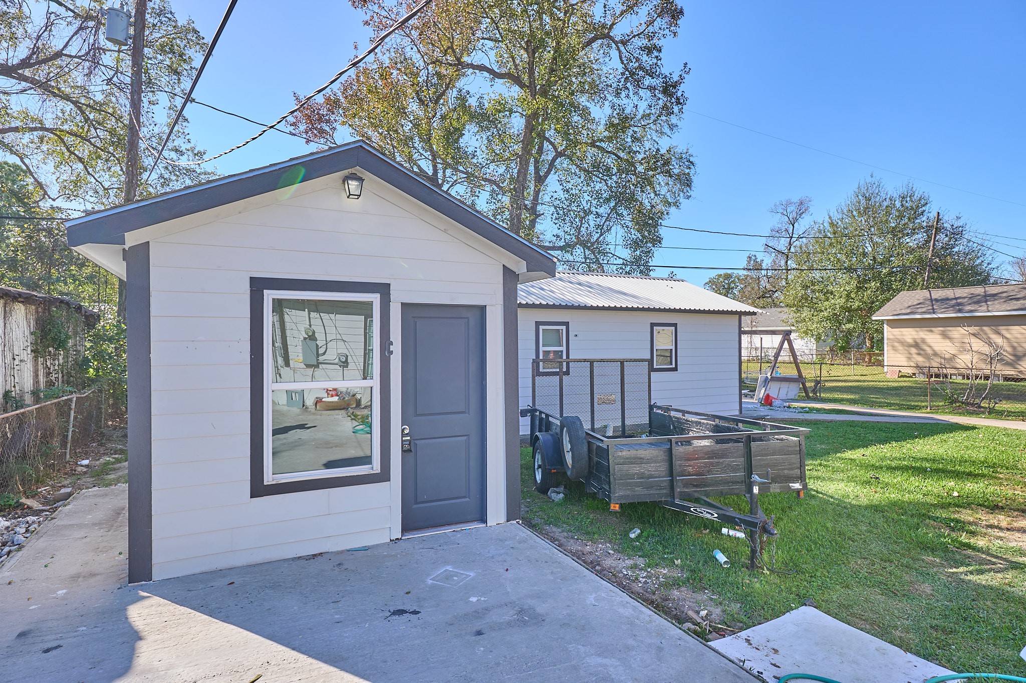 9010 Linda Vista Road Houston, TX 77078 - Photo 8 of 24 a front view of a house with garden