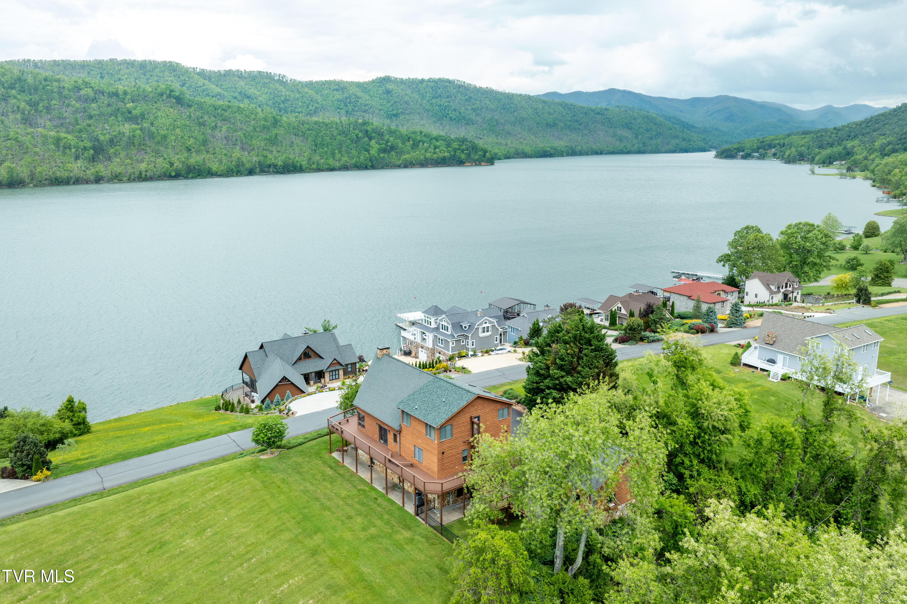589 Harbor Point Road Butler, TN 37640 - Photo 2 of 64 598 Harbor Point Rd (11 of 89)