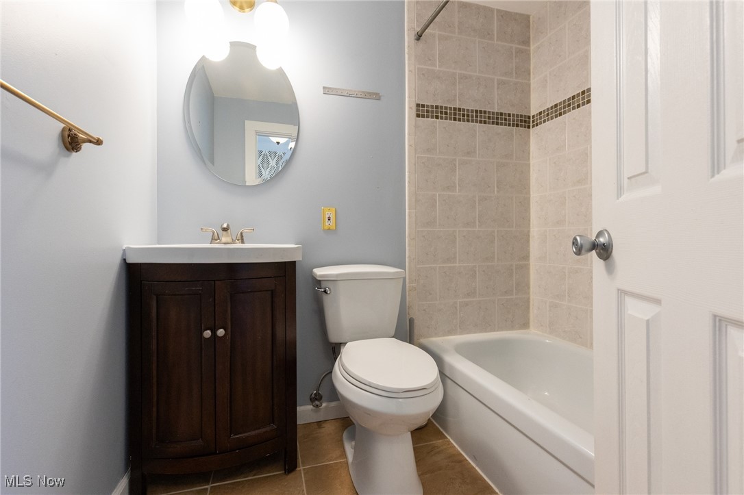 2542 Queenston Road Cleveland, OH 44118 - Photo 19 of 36 First floor full bathroom
