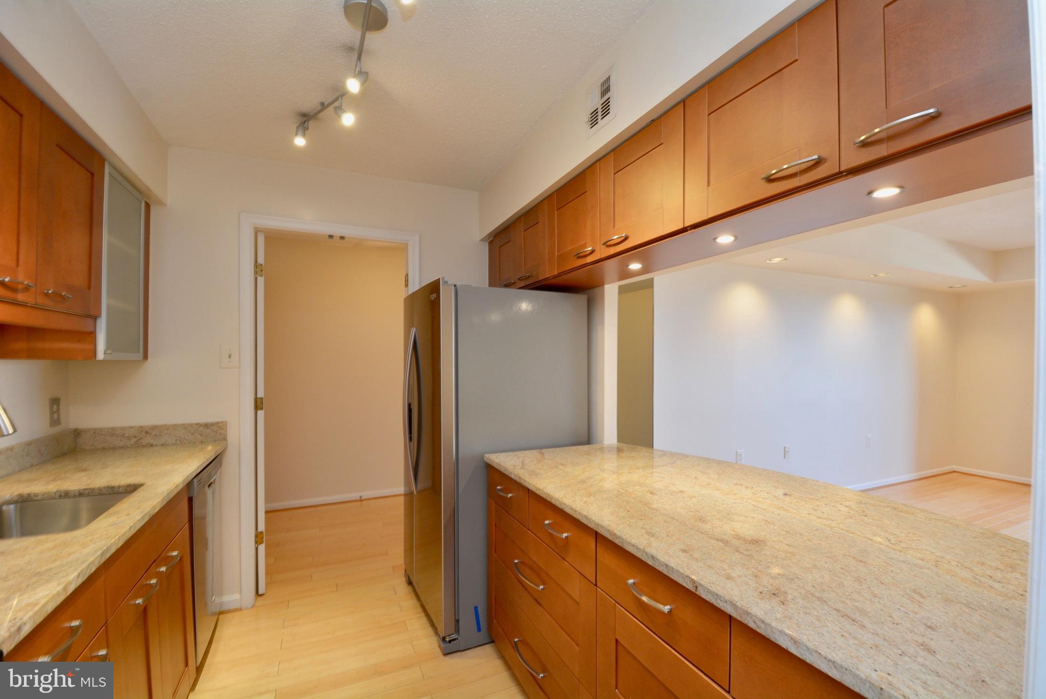 1301 North Courthouse Road, Unit 1512 Arlington, VA 22201 - Photo 20 of 37 Kitchen