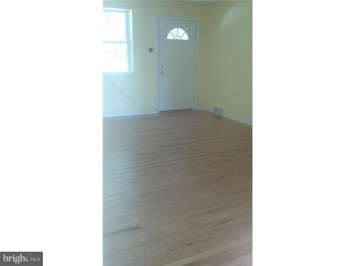 1635 Merribrook Road Philadelphia, PA 19151 - Photo 5 of 12 Living Room