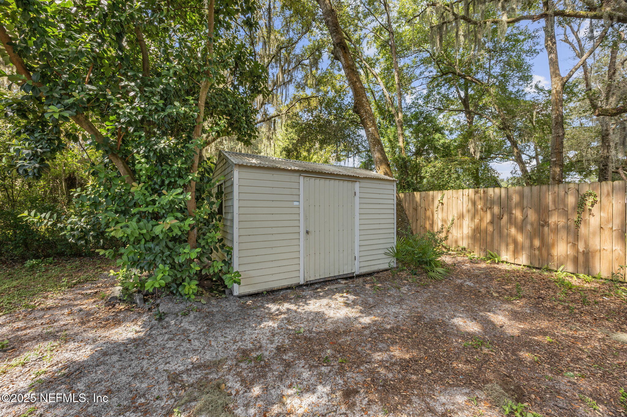 86001 Grant Place Yulee, FL 32097 - Photo 24 of 26 a backyard of a house with lots of plants and large tree