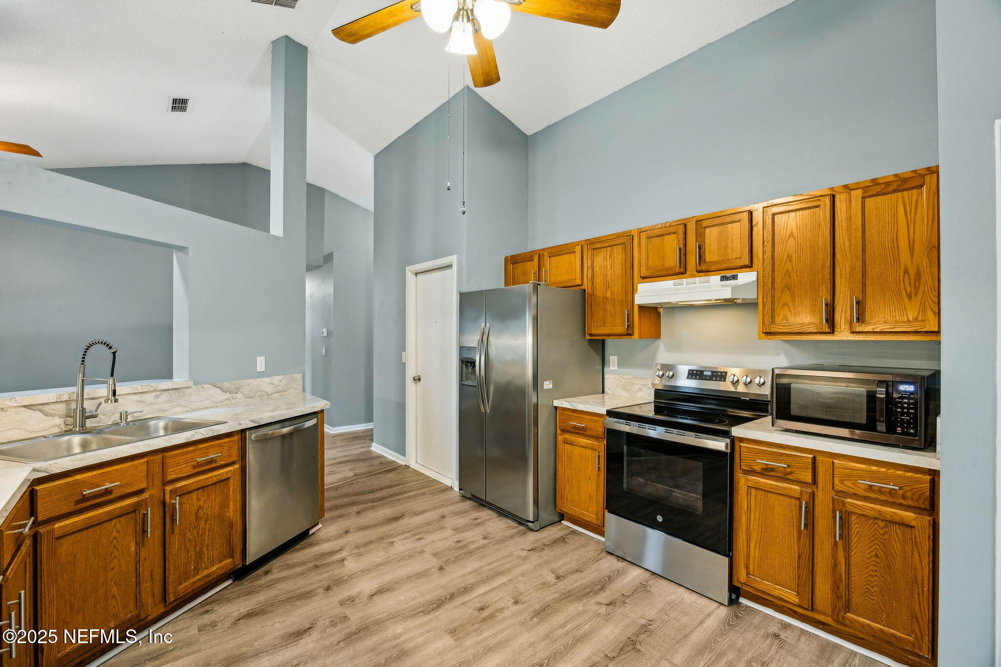 86001 Grant Place Yulee, FL 32097 - Photo 10 of 26 a kitchen with a sink stove and refrigerator