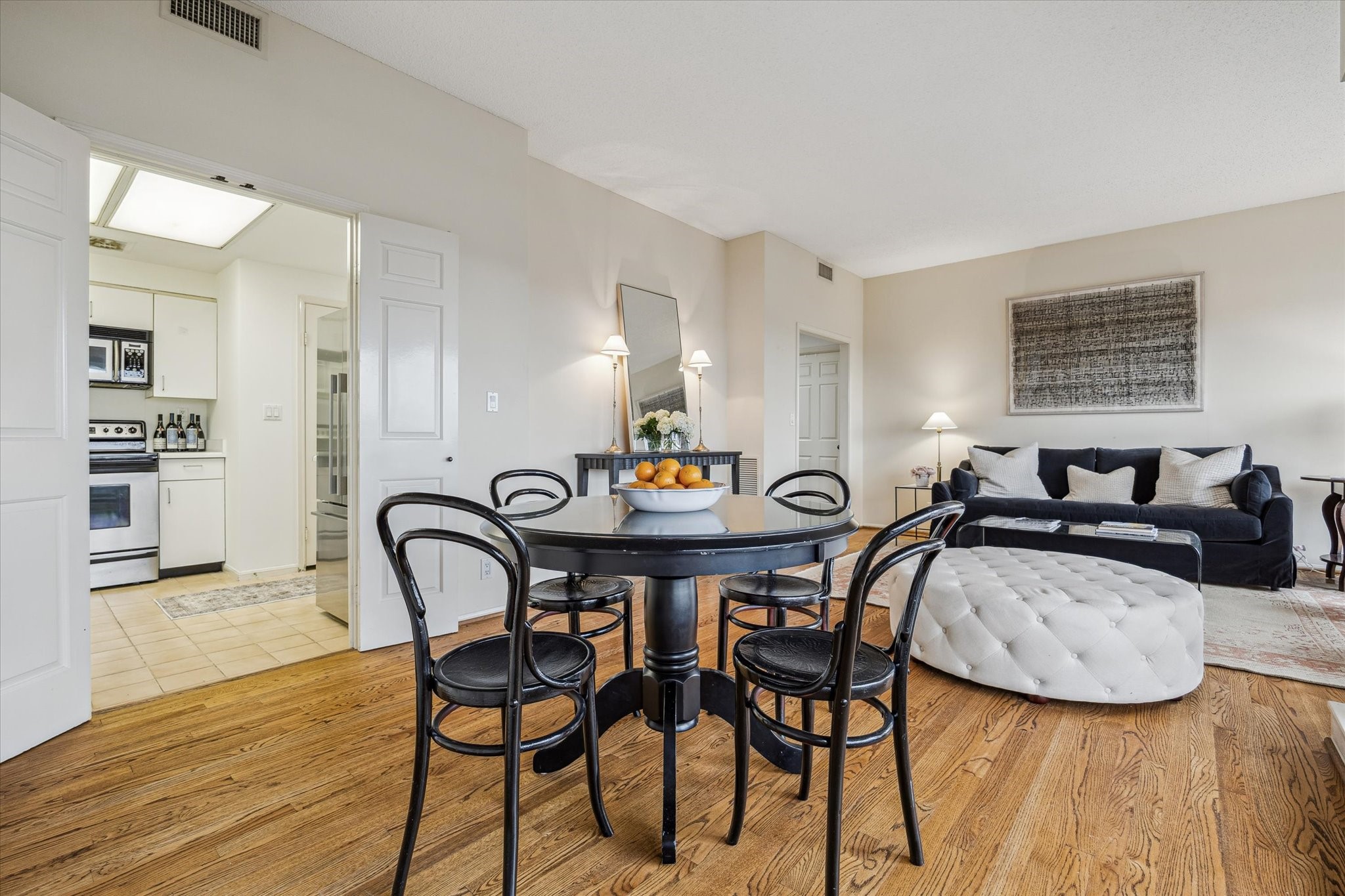 2001 Holcombe Boulevard, Unit 504 Houston, TX 77030 - Photo 6 of 38 Dining and living with access to the kitchen.