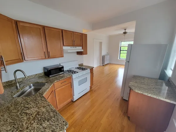 $3,650 | 716 Clark Street, Unit 3N, Evanston, IL 60201