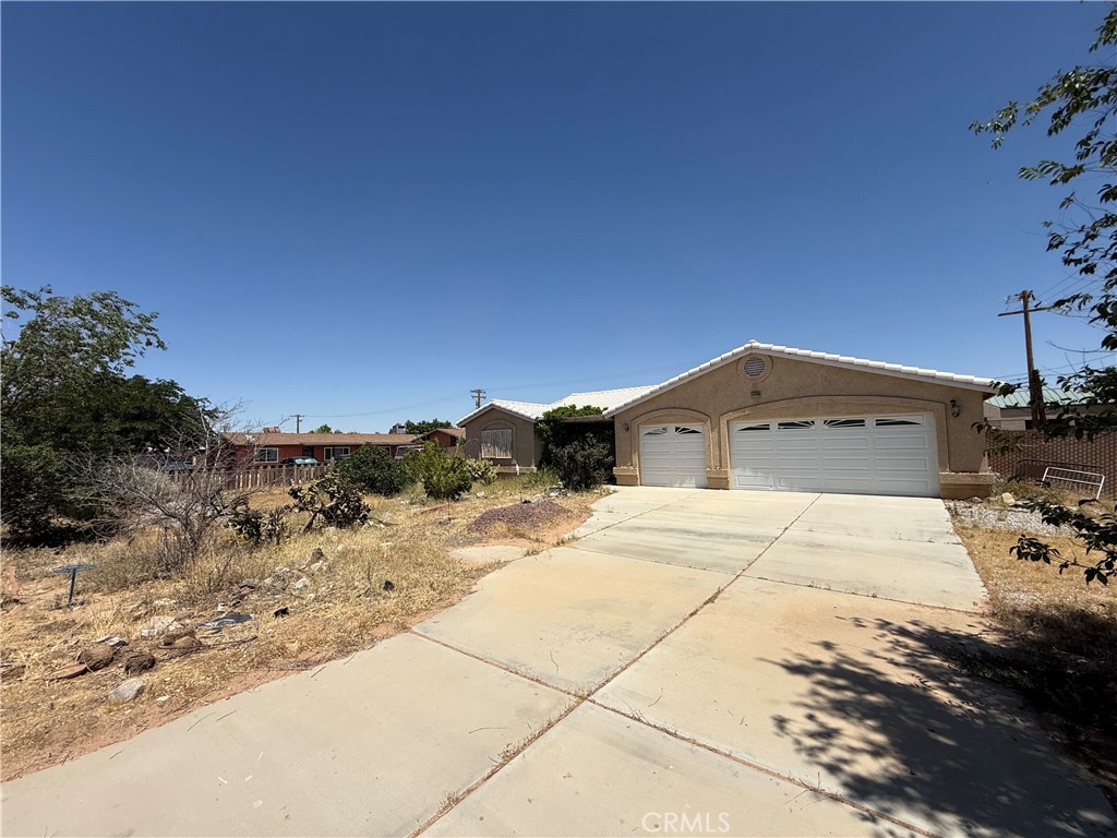 15355 Wanaque Road Apple Valley, CA 92307 - Photo 3 of 8 Large Fenced Driveway