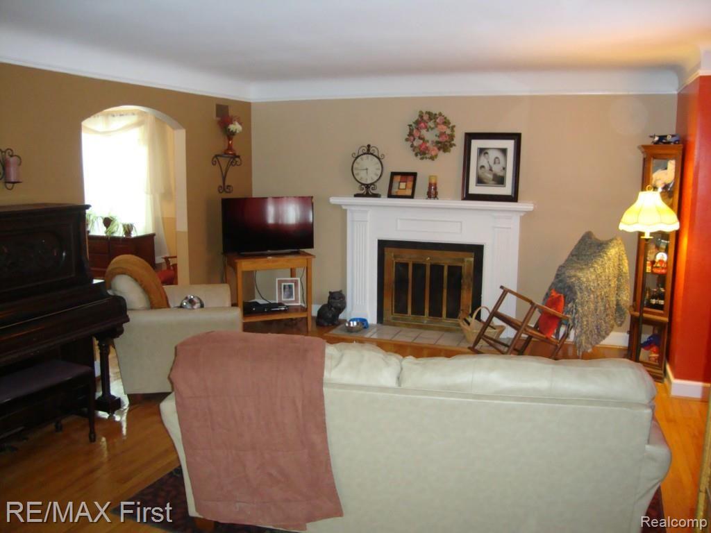 1763 Severn Road Grosse Pointe, MI 48236 - Photo 5 of 35 DSC05098.jpg