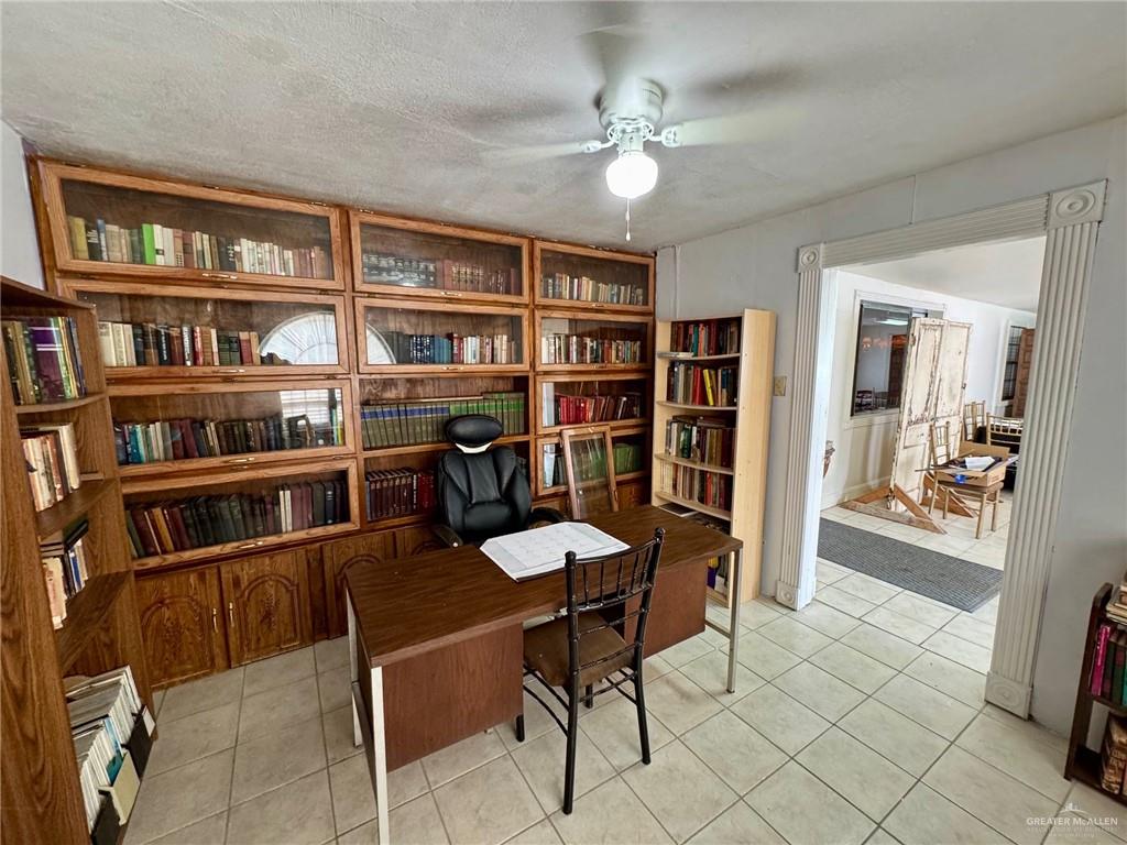 3813 North Taylor Road Mission, TX 78573 - Photo 6 of 29 a view of a livingroom with furniture