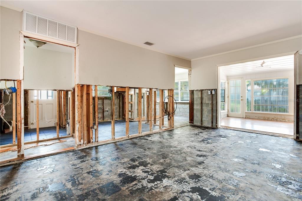 16107 Gulf Boulevard Redington Beach, FL 33708 - Photo 16 of 50 an empty room with windows