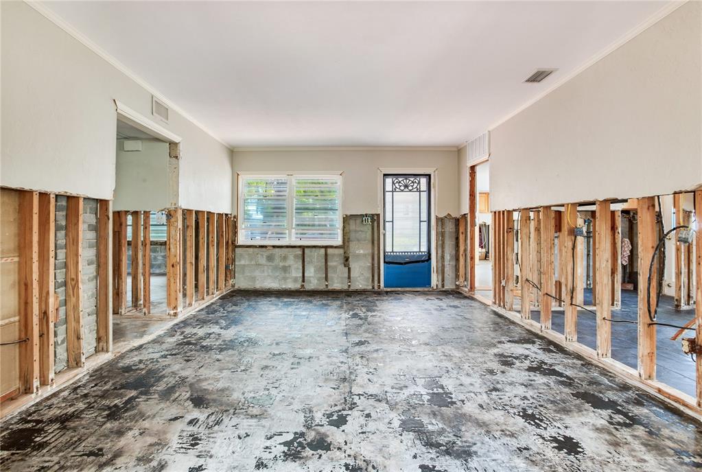 16107 Gulf Boulevard Redington Beach, FL 33708 - Photo 20 of 50 a view of an empty room with a window