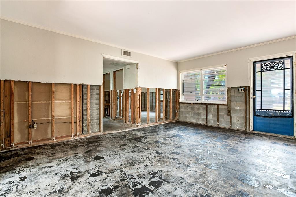 16107 Gulf Boulevard Redington Beach, FL 33708 - Photo 21 of 50 an empty room with windows