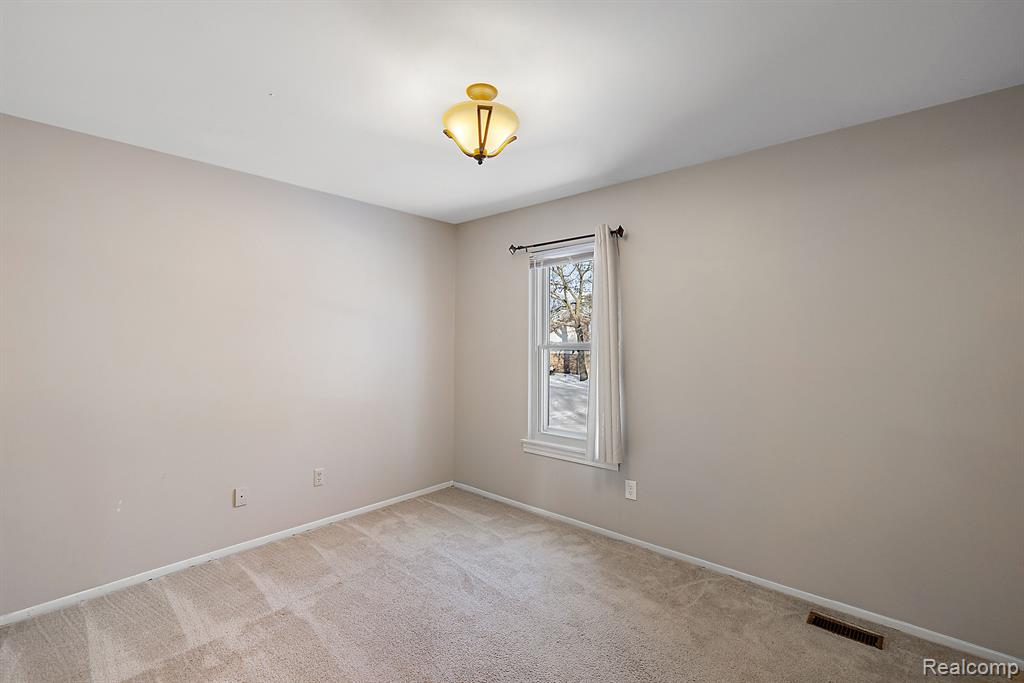 28696 Roxbury Street Farmington Hills, MI 48331 - Photo 31 of 55