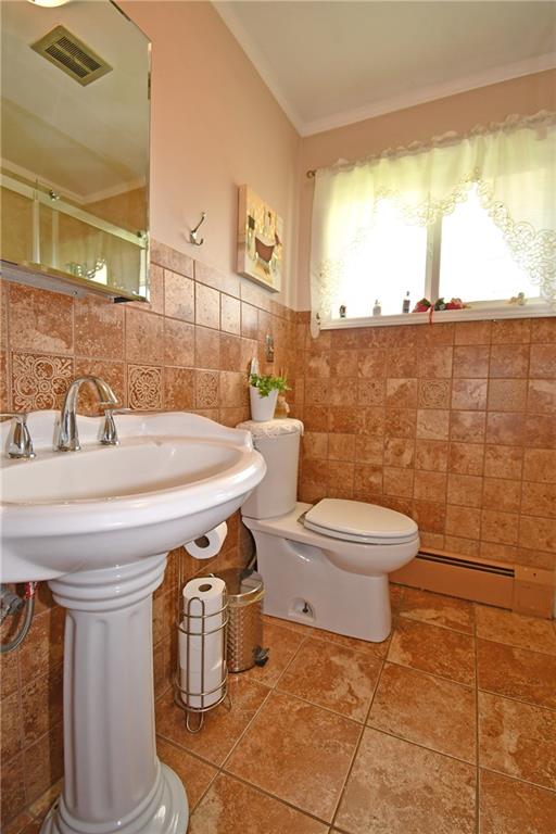 21 Robin Road McKees Rocks, PA 15136 - Photo 25 of 42 Main Level Bathroom