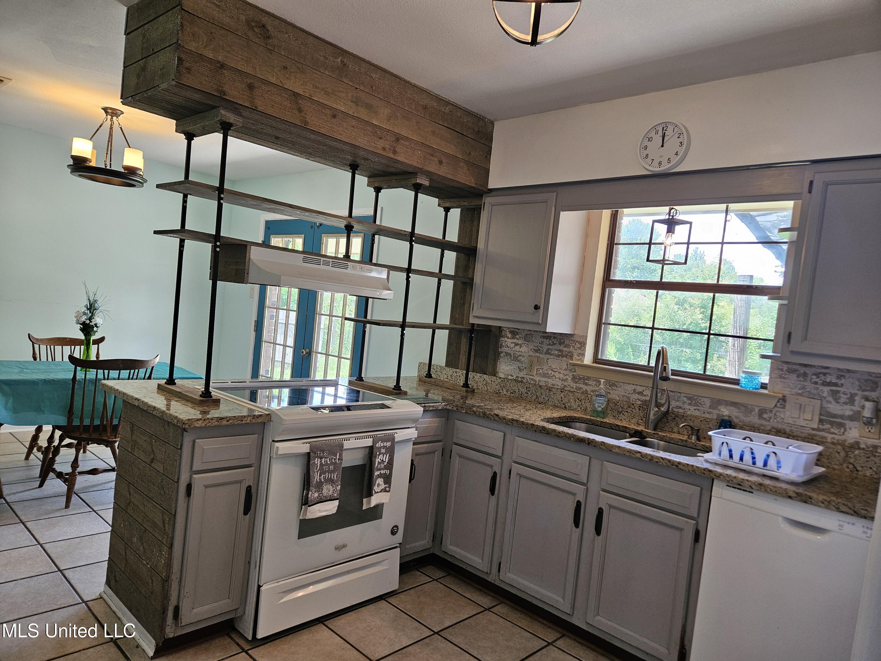 10646 Plummer Circle Gulfport, MS 39503 - Photo 11 of 43 Kitchen v6