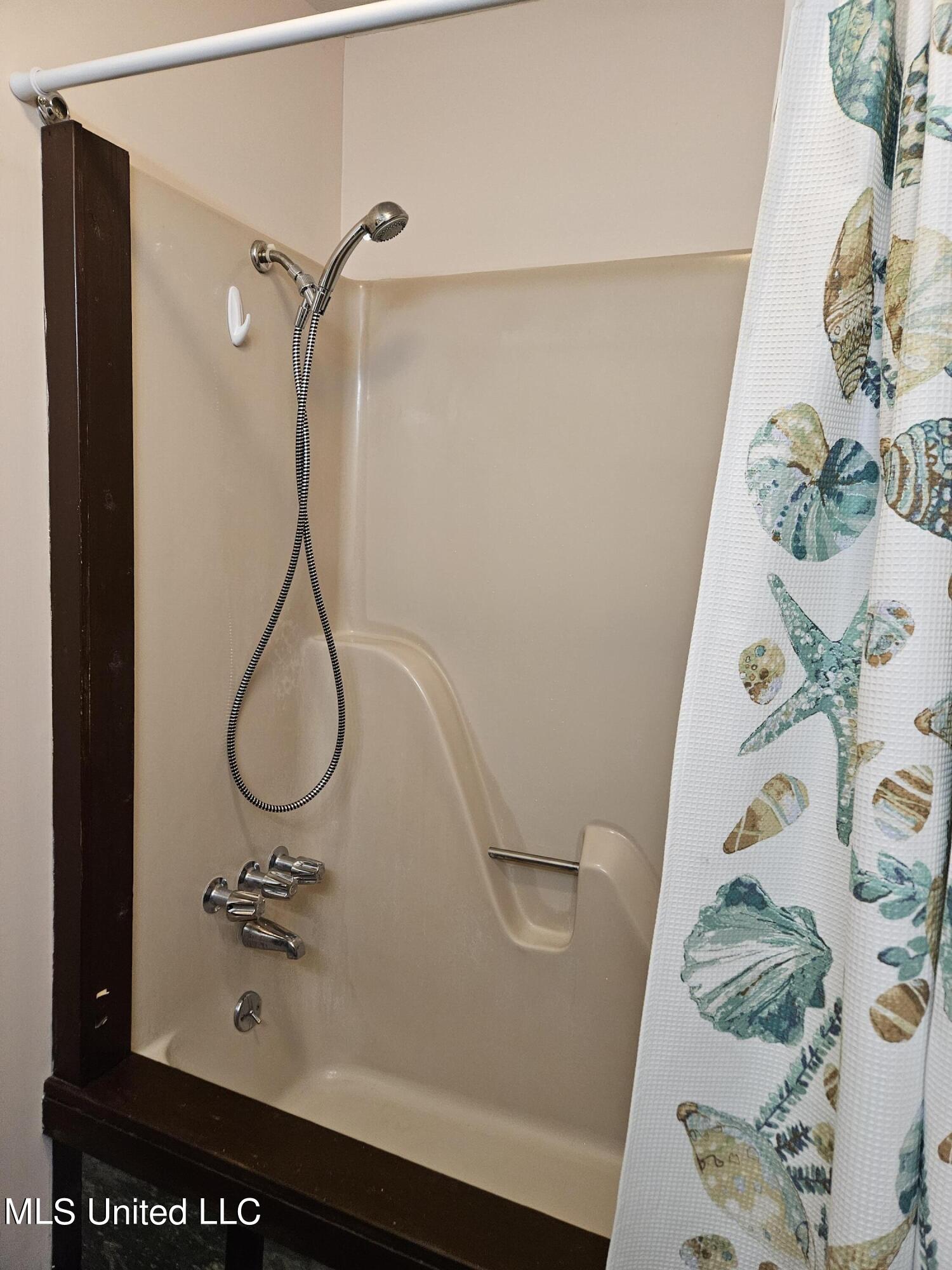 10646 Plummer Circle Gulfport, MS 39503 - Photo 21 of 43 Primary bathroom bathtub v2