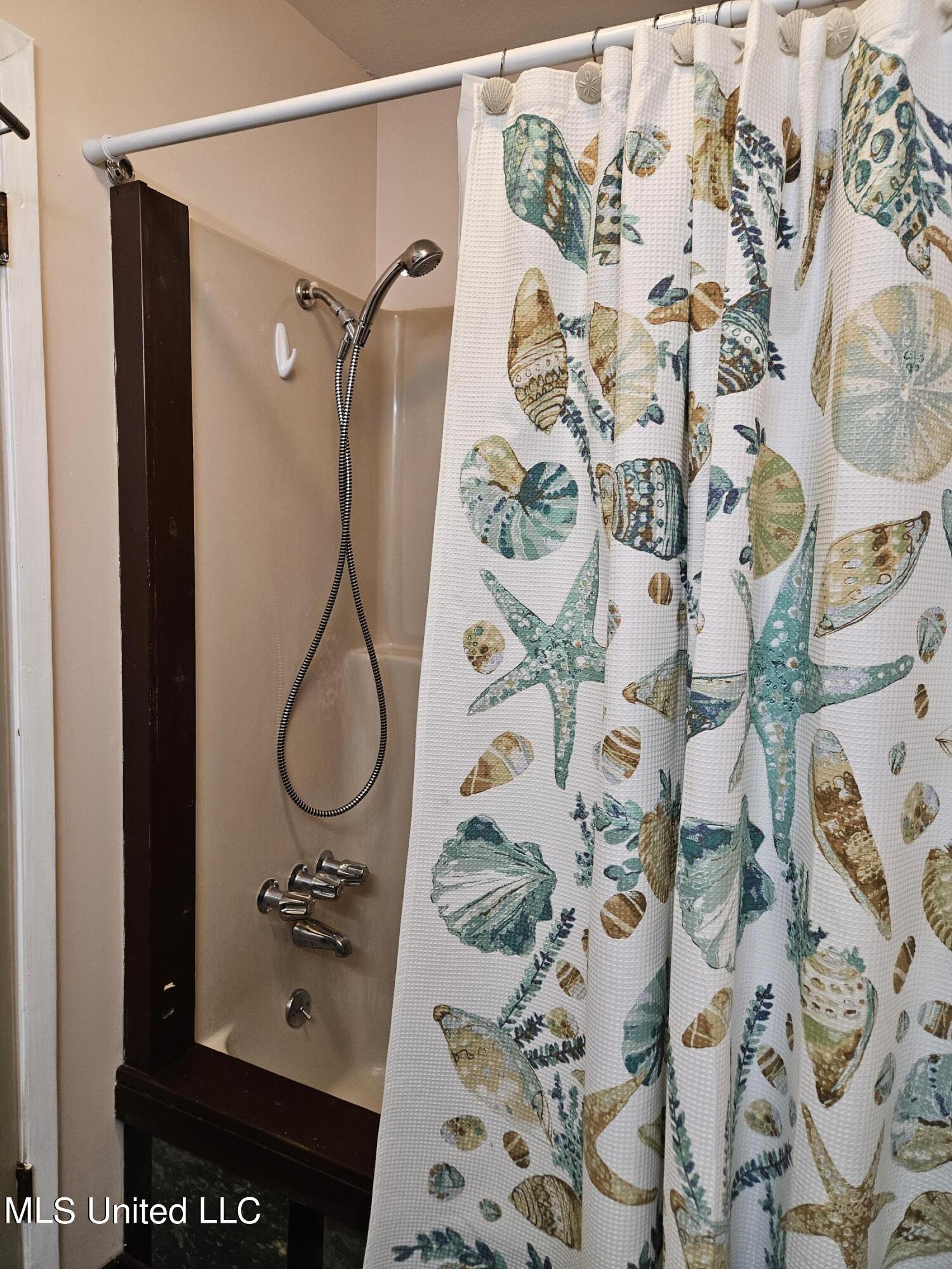 10646 Plummer Circle Gulfport, MS 39503 - Photo 22 of 43 Primary bathroom bathtub v1