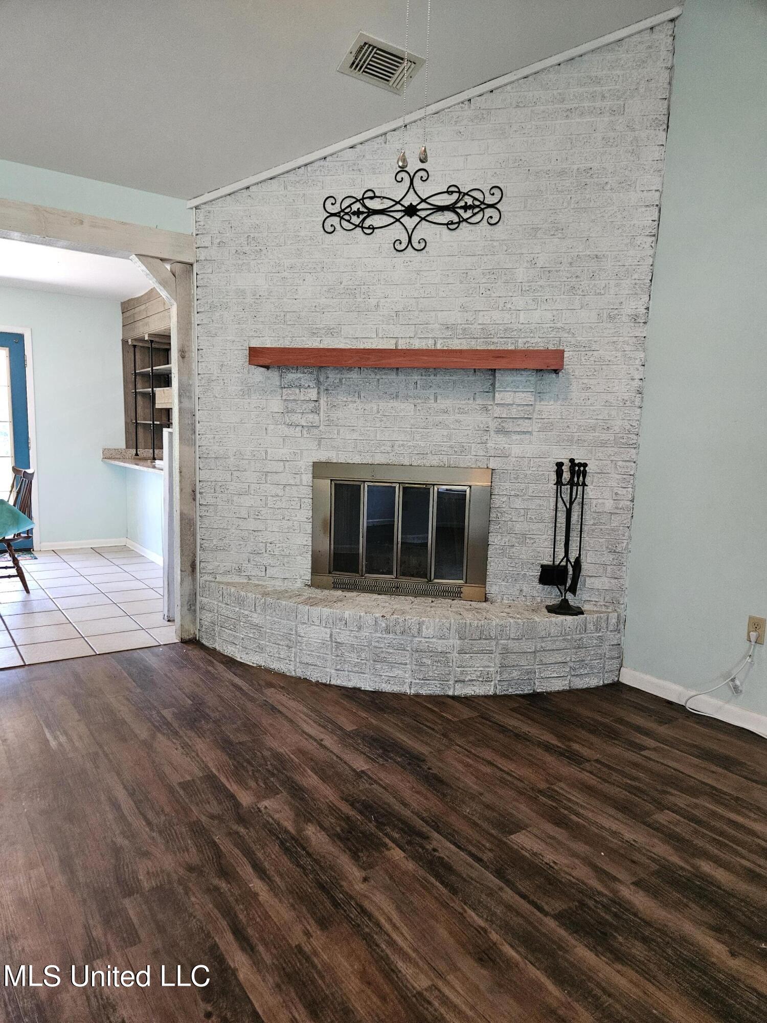 10646 Plummer Circle Gulfport, MS 39503 - Photo 4 of 43 Living room v3